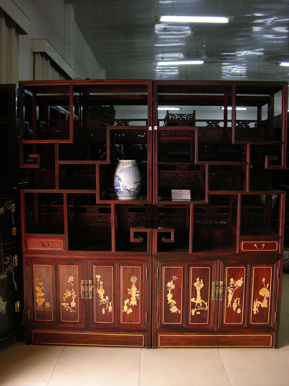 2009年4月18日,由北京金漆镶嵌有限责任公司主办的第二届中华多宝格文化展在金漆公司总部开幕。此次文化展从4月18日至6月18日在公司总部及英明斋、物华苑、金漆艺术馆、金漆宫等连锁展厅同时开展。活动期间还将开展多种形式的优惠酬宾活动。 据悉,第一届中华多宝格文化展于2003年举办,并获得了圆满成功。时隔六年后举办的第二届文化展共有四大特点:一是规模大、品类全(共推出100多个品种);二是品相高雅,作工精良;三是公司多个连锁展厅同时开展;四是拉动内需,面向大众,优惠酬宾。 据金漆公司董事长